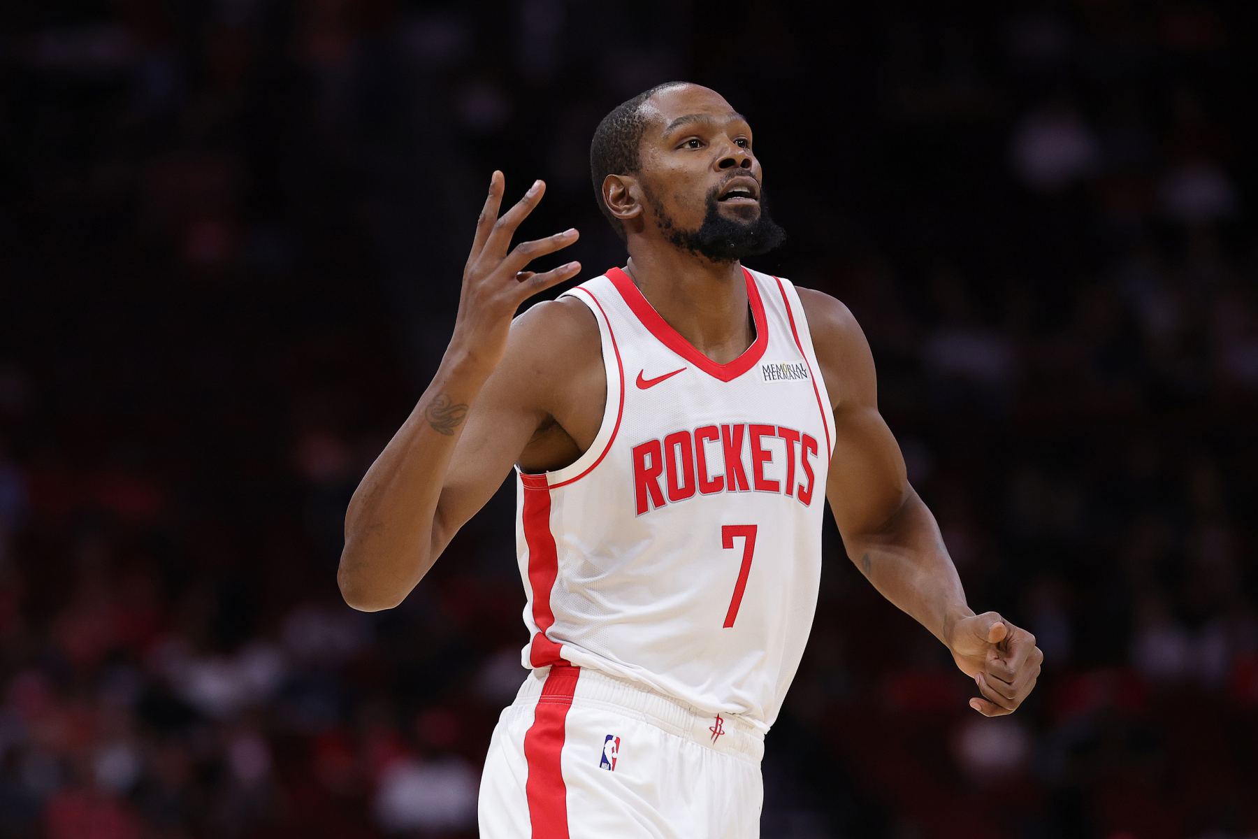 Durant thực hiện 4 trong 10 cú sút trong hiệp và ghi 15 điểm giúp Rockets bám sát điểm số.