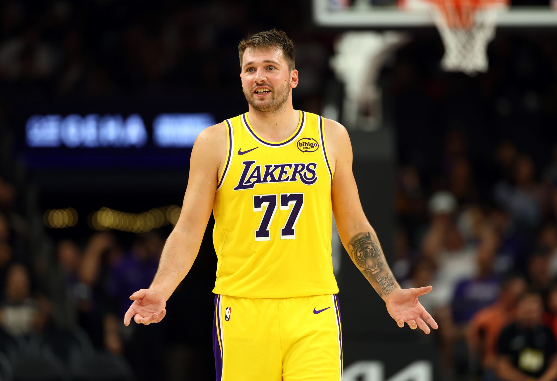 Tích hợp tấn công và phòng thủ! Doncic có 22 điểm, 6 rebound, 7 kiến tạo, 3 lần đánh chặn và 2 lần cản phá trong hiệp một.