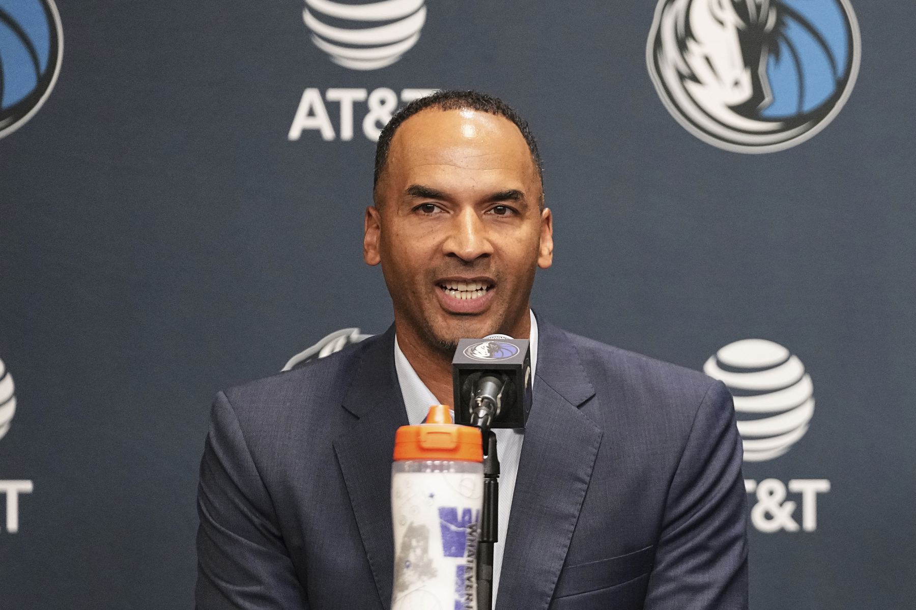 Mavericks đã tháo dỡ thiết bị thang máy di động tại địa điểm tổ chức trò chơi, nơi trước đây được coi là kênh thoát hiểm đặc biệt của Harrison