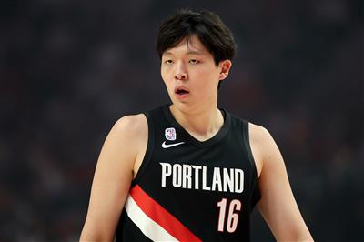 Yang Hansen: Trail Blazers ăn mừng chiến thắng đầu tiên bằng cách té nước và sẽ không thay đổi nhiều vì thay đổi huấn luyện viên