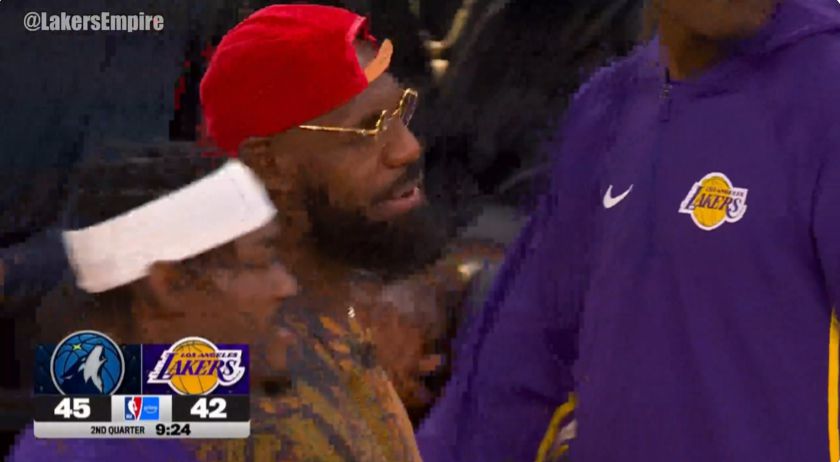 Tương tác tích cực! James liên tục trao đổi với các đồng đội trên sân và còn nói chuyện với trọng tài