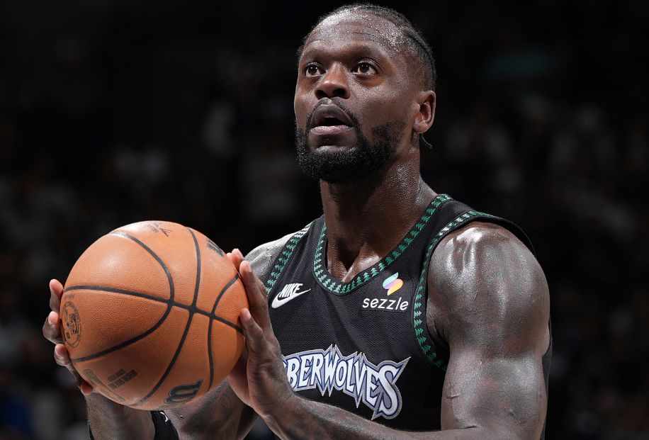 Không có cách nào để cứu nó! Randle thực hiện 12 trong số 21 cú sút và ghi được 32 điểm, 5 rebound và 4 kiến tạo.