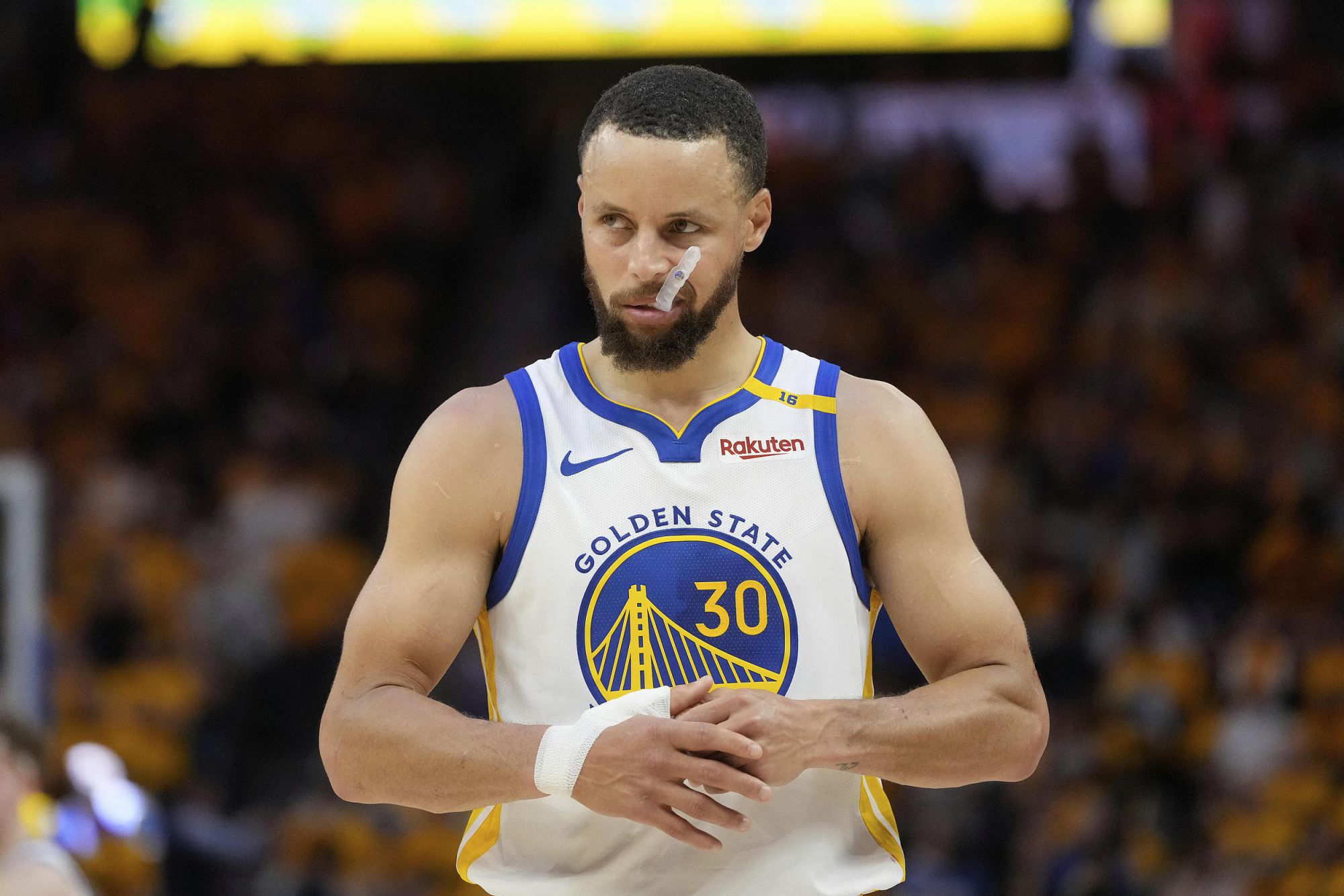 Warriors đã thực hiện 20 pha kiến tạo trong hiệp một và ghi được 68 điểm.