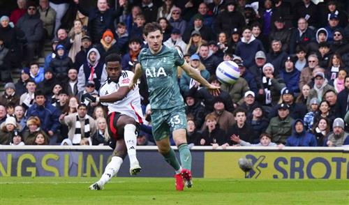 Fulham đấu với Tottenham Hotspur
