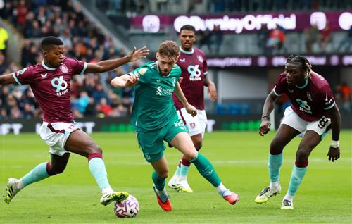 Burnley đấu với Liverpool