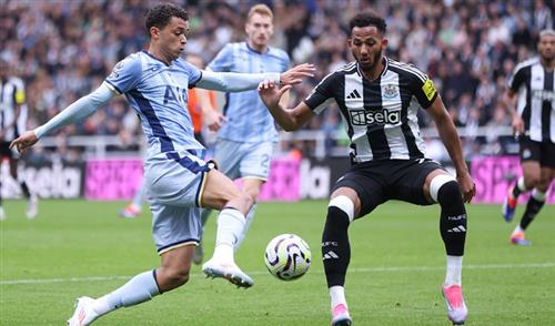 Newcastle United đấu với Tottenham Hotspur
