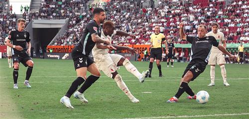 Augsburg đấu với Werder Bremen
