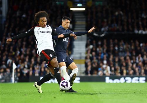 Fulham đấu với Tottenham Hotspur