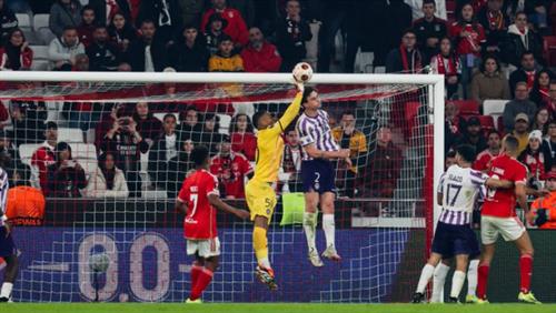 Benfica đấu với Toulouse