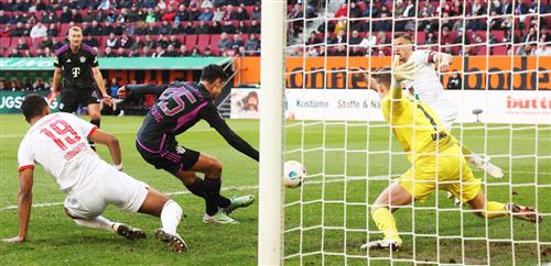 Augsburg đấu với Bayern Munich