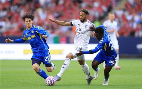 Manchester United đấu với Leeds United