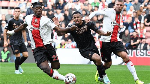 Arsenal đấu với Southampton