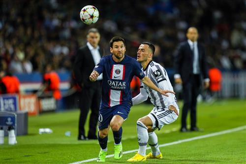 Juventus đấu với Paris Saint Germain