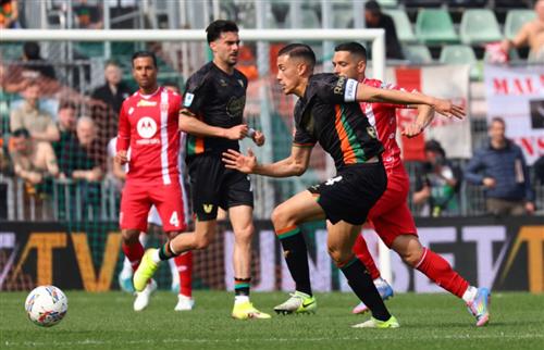 Venice đấu với Monza