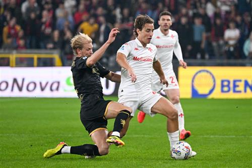 Genoa đấu với Fiorentina