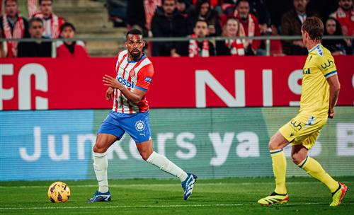 Girona đấu với Cádiz