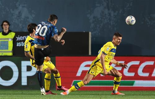 Atalanta đấu với Verona