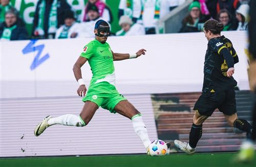 Wolfsburg đấu với Borussia Dortmund