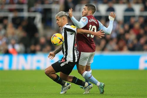 Aston Villa đấu với Newcastle