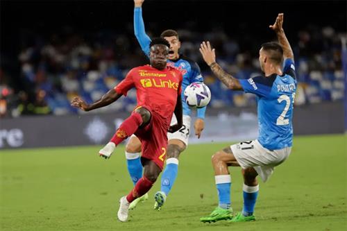 Lecce đấu với Napoli